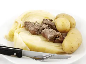 White Plate Background Drucke: Boiled meat and cabbage, with potatoes