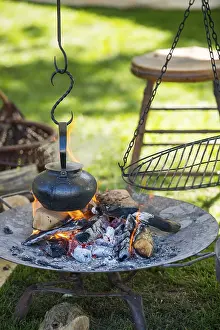 Deserted Campfire Drucke: Boiling over the fire