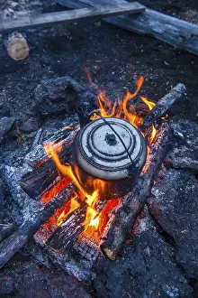 Deserted Waterfront Scenery Drucke: Boiling water pot over an open fire