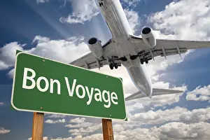 Konzeptuelle Kunst Drucke: Bon Voyage-Schild mit Flugzeug über dramatischem blauem Himmel und Wolken