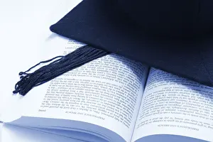 University Graduate Drucke: Book and mortarboard
