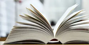 Bücher liegen auf dem Tisch in der öffentlichen Bibliothek.