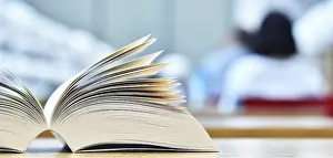 Reference Book Collection Drucke: Books lying on the table in the public library