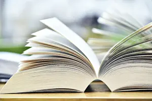 Public Library Books Drucke: Books lying on the table in the public library