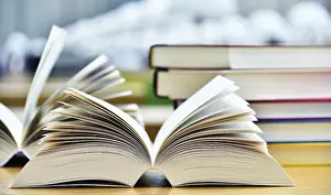 Public Library Books Drucke: Books lying on the table in the public library