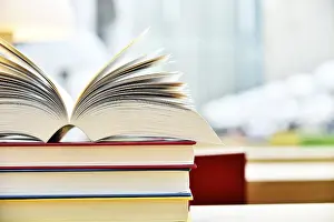 Reference Book Collection Drucke: Books lying on the table in the public library