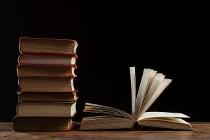Time Management Calendar Drucke: Books stack with dark background