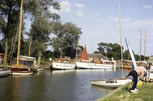 European Waterways Photography Drucke: Boote in Hickling, Hickling Broad, Norfolk Broads, Norfolk, England, UK Juli 1970
