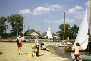 Northern Europe Waterways Drucke: Boote in Hickling, Hickling Broad, Norfolk Broads, Norfolk, England, UK Juli 1970