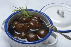 Common Onion Nutrition Facts Drucke: Borettane onions in pots with fork