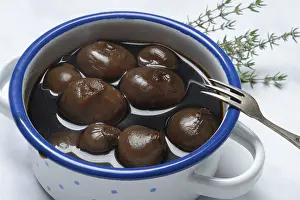 Common Onion Varieties Drucke: Borettane onions in pots with fork