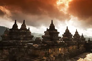 Southeast Asia Religious Building Drucke: Borobudur Ruins at Yogyakarta, Central Java