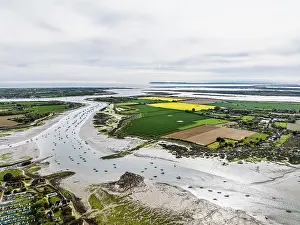 Drucke von Ein Panorama von Bosham Quay, wie es sich in der Ebbe darstellt. Der Hafen ist fast leer und die Dünen des Chichester Harbour National Landscape sind sichtbar Bosham Drucke: Bosham Quay von einem Drohnen aus bei Niedrigwasser