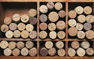 Wooden Box Background Drucke: Bottle cork in a wooden box using as background or header