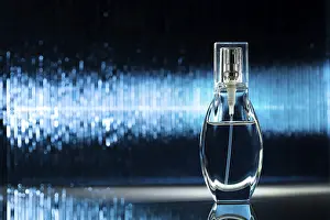 Wandmalereien Drucke: Flasche mit Parfüm auf abstraktem blauen Hintergrund.