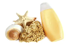 Studio Photography Of Shells Drucke: A bottle of suntan lotion and shell