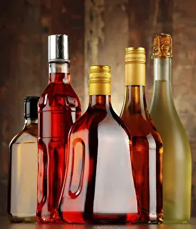 Diverse Beverage Selection Drucke: Bottles of assorted alcoholic beverages