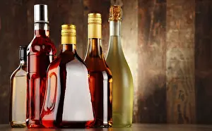 Assorted Alcoholic Beverages Drucke: Bottles of assorted alcoholic beverages
