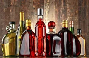 Alcoholic Beverages Drucke: Bottles of assorted alcoholic beverages