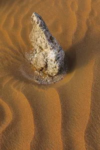 Desert Patterns And Designs Drucke: Boulders surrounded by wind-blown sand structures