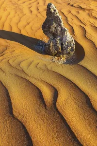 Middle East Rock Formations Drucke: Boulders surrounded by wind-blown sand structures