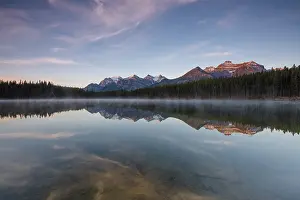 Rocky Mountains Scenic View Drucke: The Bow Range reflected in Herbert Lake at dawn