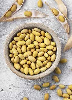 Legume Nutrition Facts Drucke: Bowl with dried beans on rustic background