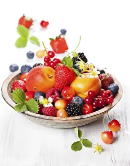 Deserted Table Setting Drucke: Bowl of mixed berries on the table