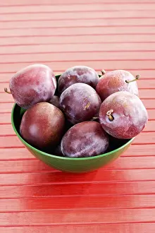 Studio Food Photography Drucke: Bowl of Plums