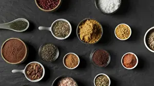 Diverse Spice Selection Drucke: Bowls condiments table