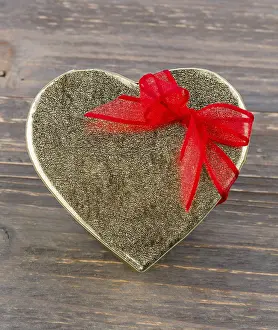 Heart Shaped Gift Box Drucke: A box for a gift in the shape of a heart
