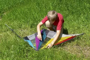 Flying A Stunt Kite Drucke: Boy assembles a stunt kite