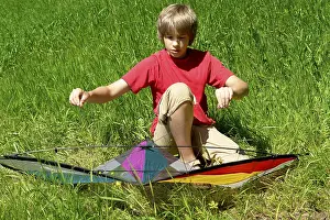 Handicrafts For Kids Drucke: Boy assembles a stunt kite