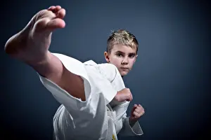 Martial Arts Training Drucke: Boy doing a high karate kick