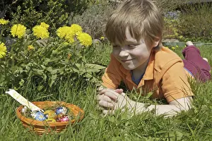 Easter Egg Hunt Drucke: Boy found Easter eggs in Easter basket