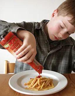 Child Eating Habits Drucke: Boy eats chips