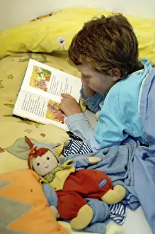 Cozy Bedtime Reading Drucke: Boy reading in bed