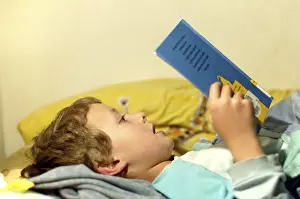 Cozy Bedtime Reading Drucke: Boy reading in bed