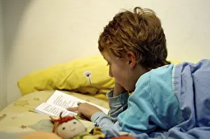 Cozy Bedtime Reading Drucke: Boy reading in bed