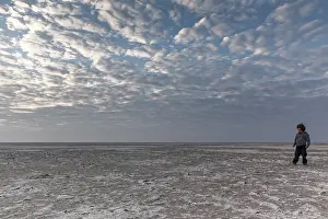 Botswana National Park Scenery Drucke: Boy running through salt desert