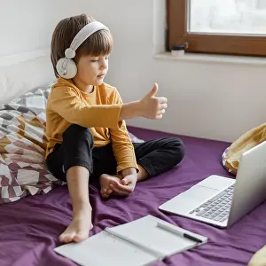 Thumbs Up Gesture Drucke: Boy sitting bed learning thumbs up