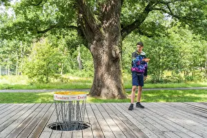 Ein Junge wirft einen Disc im Diskgolf.