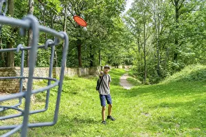 Drucke von Junge wirft einen Disc im Disc Golf, auch Disc Golf, Volkspark Potsdam, Potsdam, Brandenburg, Deutschland Golf Drucke: Ein Junge wirft einen Disc auf einem Discgolfplatz.