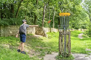 Drucke von Junge wirft einen Disc im Disk Golf, auch Disk Golf, Volkspark Potsdam, Potsdam, Brandenburg, Deutschland Golf Drucke: Ein Junge wirft einen Disc im Disc Golf.