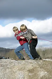 Tug Of War Drucke: Two boys pulling on a rope, tug of war