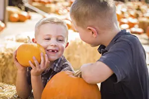 Pumpkin Patch Fun Drucke: Two boys at the pumpkin patch talking about their pumpkins and having fun on a fall day