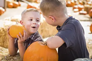 Pumpkin Patch Fun Drucke: Two boys at the pumpkin patch talking about their pumpkins and having fun on a fall day