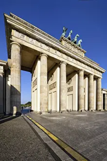 Classicistic Architecture Europe Drucke: Brandenburg Gate, Pariser Square