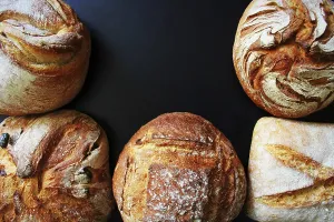 Bread Assortment Drucke: Bread. Assortment of different types of bread on a blackn background