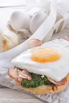 Breakfast Dish Drucke: Bread au gratin with fried egg and spinach